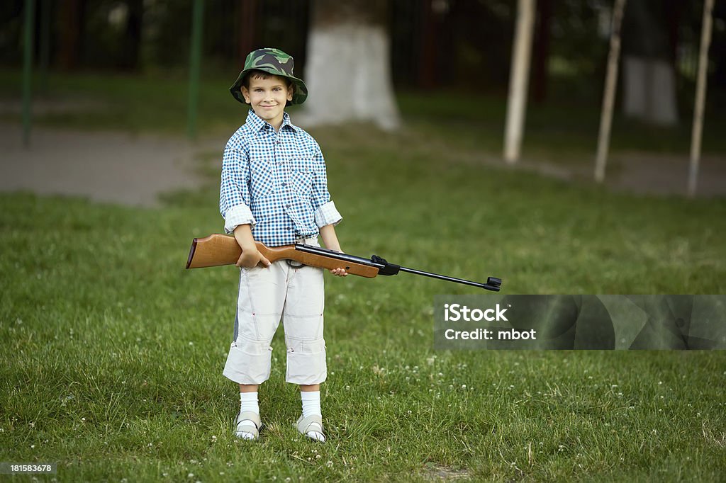 少年 airgun 付き - ライフルのロイヤリティフリーストックフォト