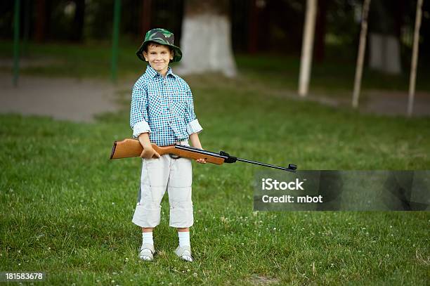 Mały Chłopiec Z Airgun - zdjęcia stockowe i więcej obrazów Armia - Armia, Broń, Broń palna