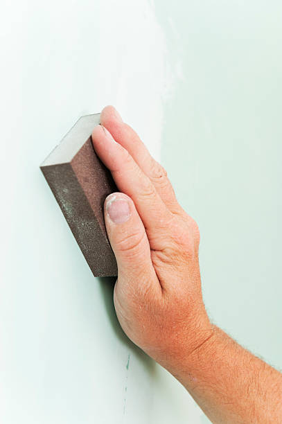 sanding стены для рисован�ия - plasterboard plaster sander wall стоковые фото и изображения