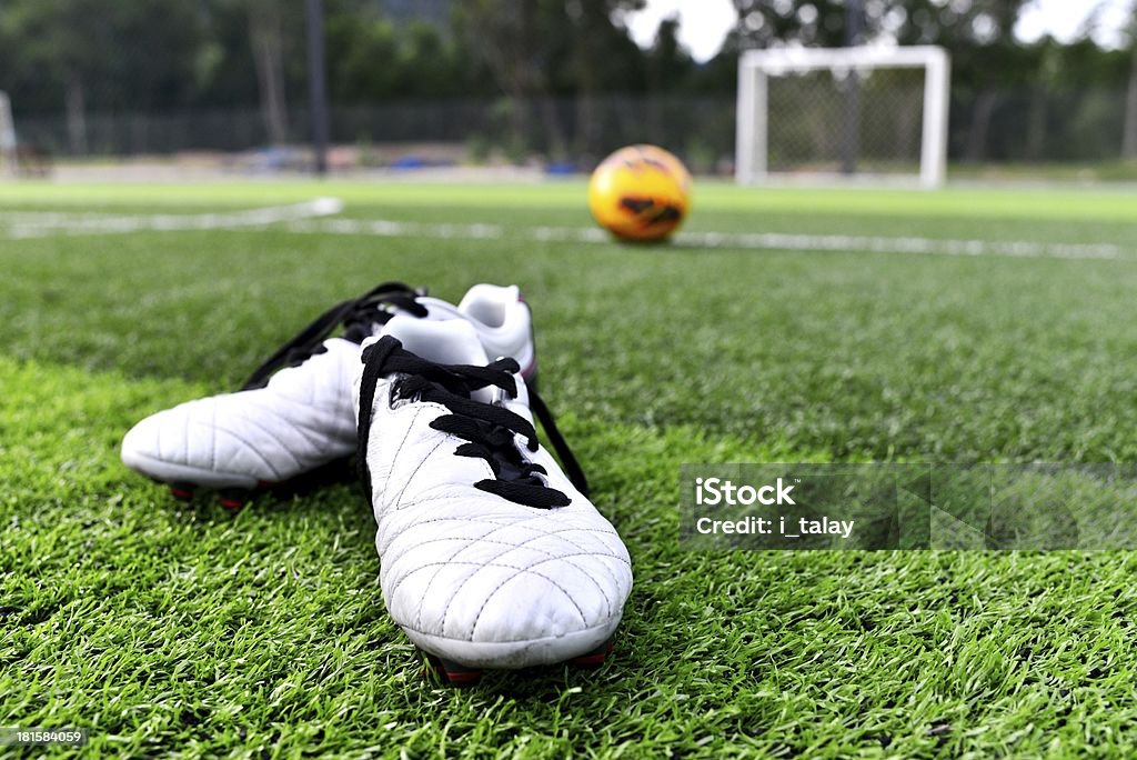 Bola de futebol e calçados - Foto de stock de Chuteira de Futebol royalty-free