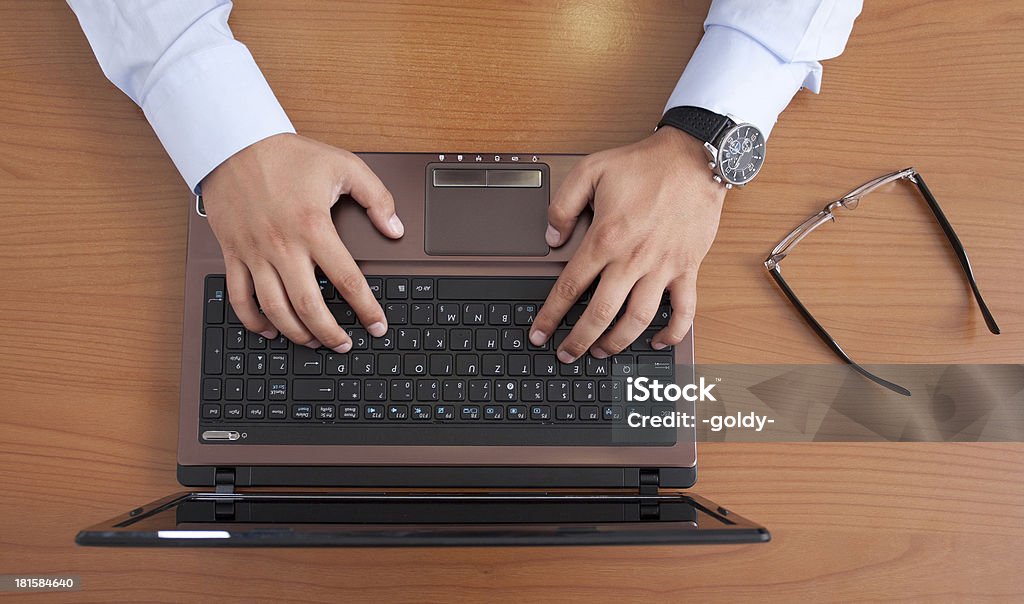 Hombre de negocios está escribiendo en computadora portátil - Foto de stock de Adulto libre de derechos