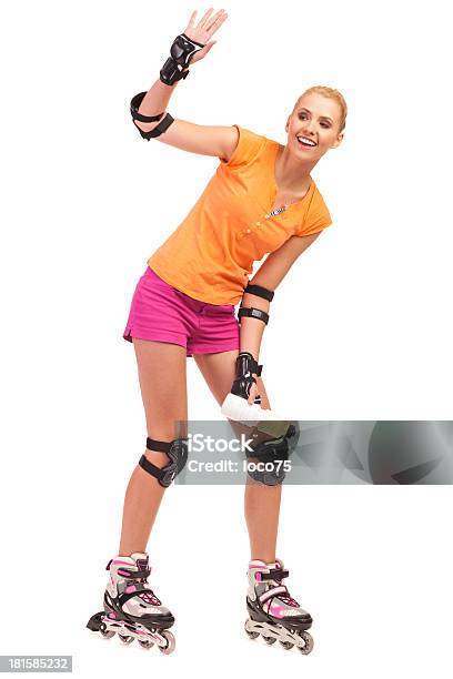 Mujer En Rollerblades Agitando La Mano Foto de stock y más banco de imágenes de 20 a 29 años - 20 a 29 años, Actividad, Actividad física