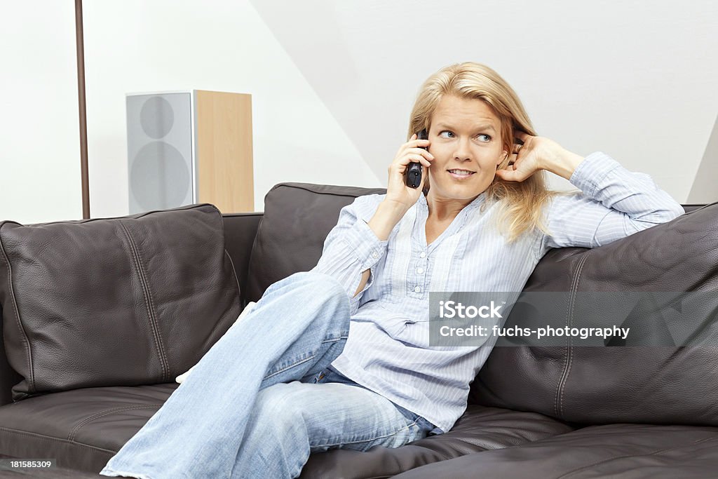 Donna parlando al telefono a casa - Foto stock royalty-free di Adulto