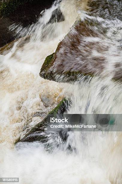 Plano Aproximado De Uma Rápida Rio Agitação - Fotografias de stock e mais imagens de Ao Ar Livre - Ao Ar Livre, Beleza natural, Bolha - Estrutura Física