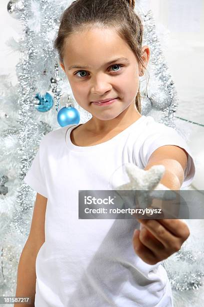 여자아이 화이트 거수 가문비나무에 대한 스톡 사진 및 기타 이미지 - 가문비나무, 갈색 머리, 겨울
