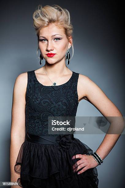 Hermosa Mujer Sobre Fondo Oscuro Foto de stock y más banco de imágenes de Adulto - Adulto, Adulto joven, Belleza