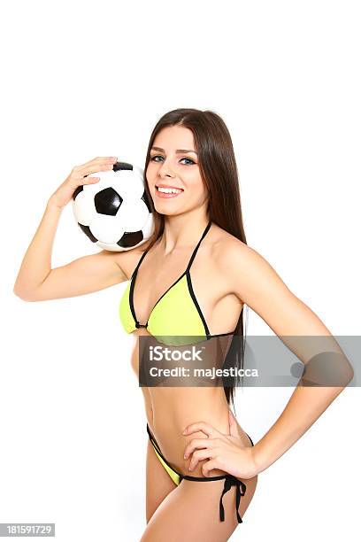 笑顔の若い女性スイムスーツの上にサッカーボールをホワイト - カットアウトのストックフォトや画像を多数ご用意 - カットアウト, ゴールを決める, ゴールキーパー