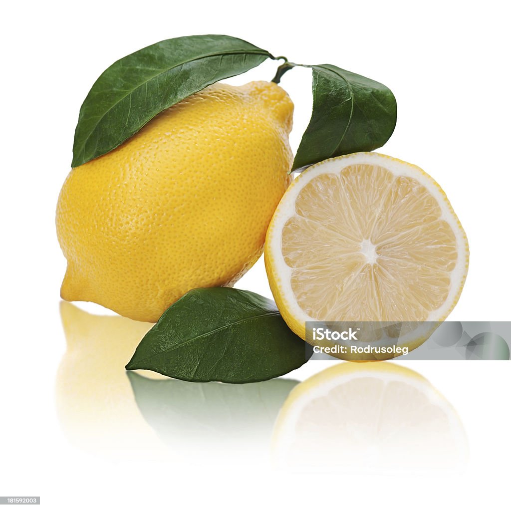Cítrico de limão fresco com corte folhas verdes e isolada - Foto de stock de Amarelo royalty-free