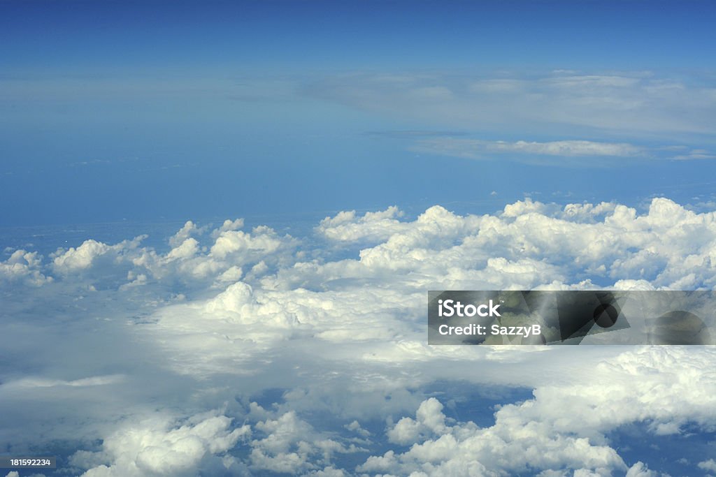 Vista aérea de nuvens e céu azul - Foto de stock de Abstrato royalty-free