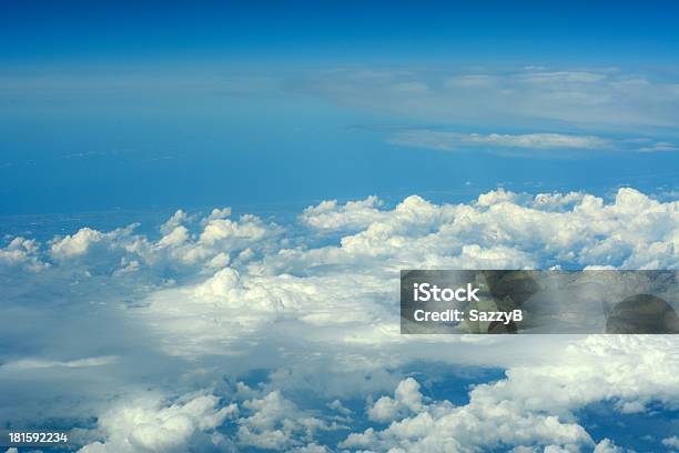 Foto de Vista Aérea De Nuvens E Céu Azul e mais fotos de stock de Abstrato - Abstrato, Acima, Avião
