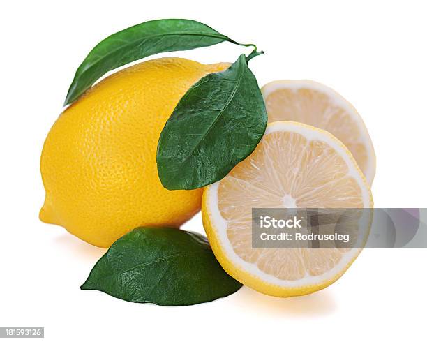 Photo libre de droit de Agrumes Citron Frais Avec Des Feuilles Vert Isolés Coupe banque d'images et plus d'images libres de droit de Agrume