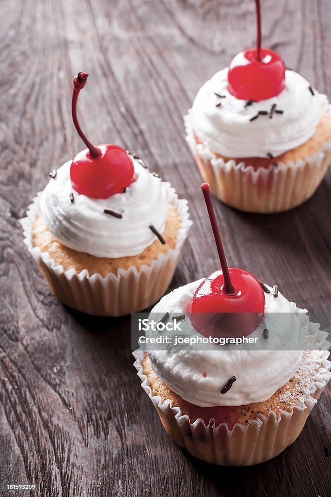 Cherry cupcakes - Foto de stock de Alimento libre de derechos