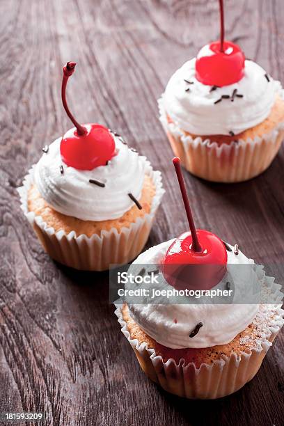 Cherry Cupcakes Foto de stock y más banco de imágenes de Alimento - Alimento, Celebración - Ocasión especial, Comida gourmet