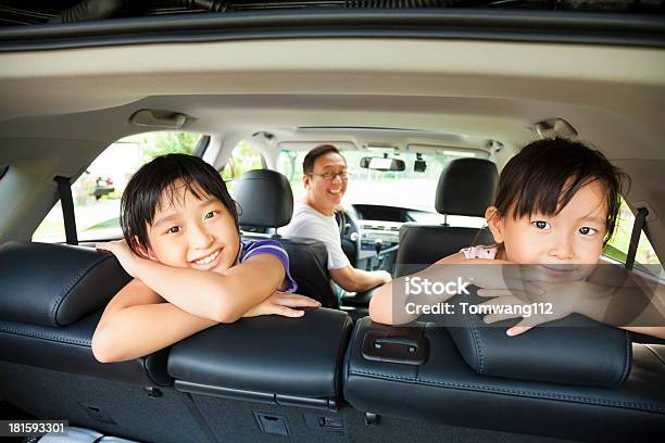 Foto de Família Feliz Sentado No Carro e mais fotos de stock de Asiático e indiano - Asiático e indiano, Família, Dirigir