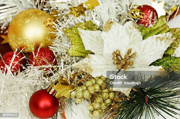 Photo libre de droit de Décorations De Noël banque d'images et plus d'images libres de droit de Poinsettia - Poinsettia, Artificiel, Blanc