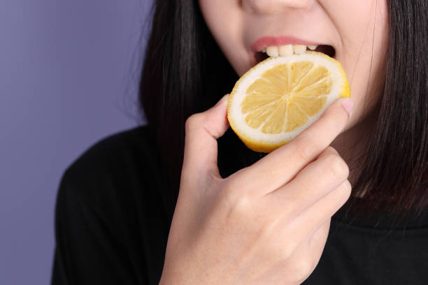 ręka z owocami - lemon sour taste biting eating zdjęcia i obrazy z banku zdjęć