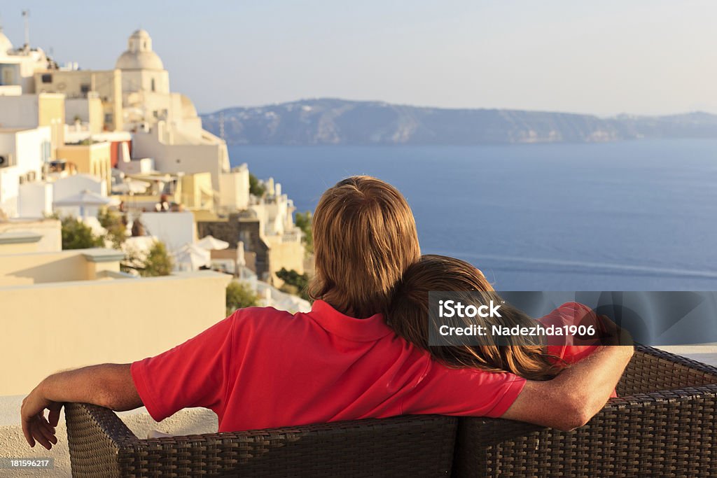 Casal jovem feliz na cidade em Santorini, Grécia - Royalty-free Abraçar Foto de stock