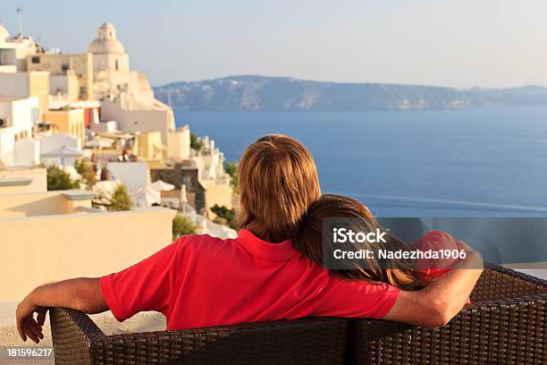 Casal Jovem Feliz Na Cidade Em Santorini Grécia - Fotografias de stock e mais imagens de Abraçar - Abraçar, Adulto, Ao Ar Livre