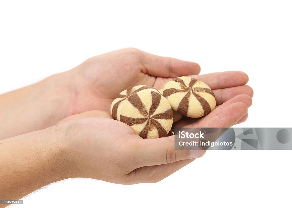 Mano tiene un cioccolato biscotti di chiodi di garofano. - Foto stock royalty-free di Biscotto di pasta frolla