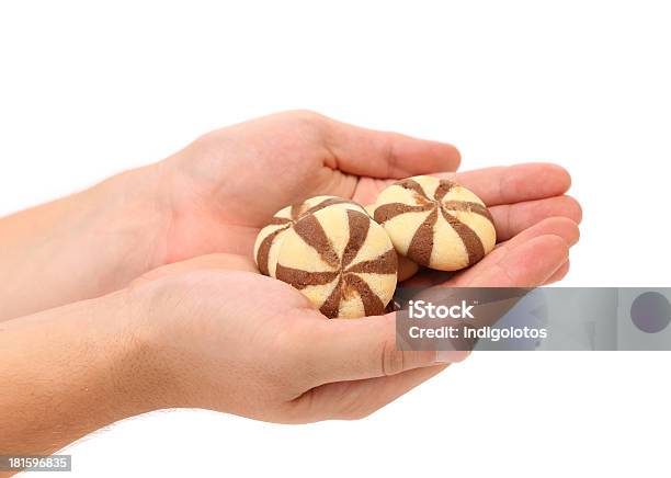 Mano Tiene Un Cioccolato Biscotti Di Chiodi Di Garofano - Fotografie stock e altre immagini di Biscotto di pasta frolla