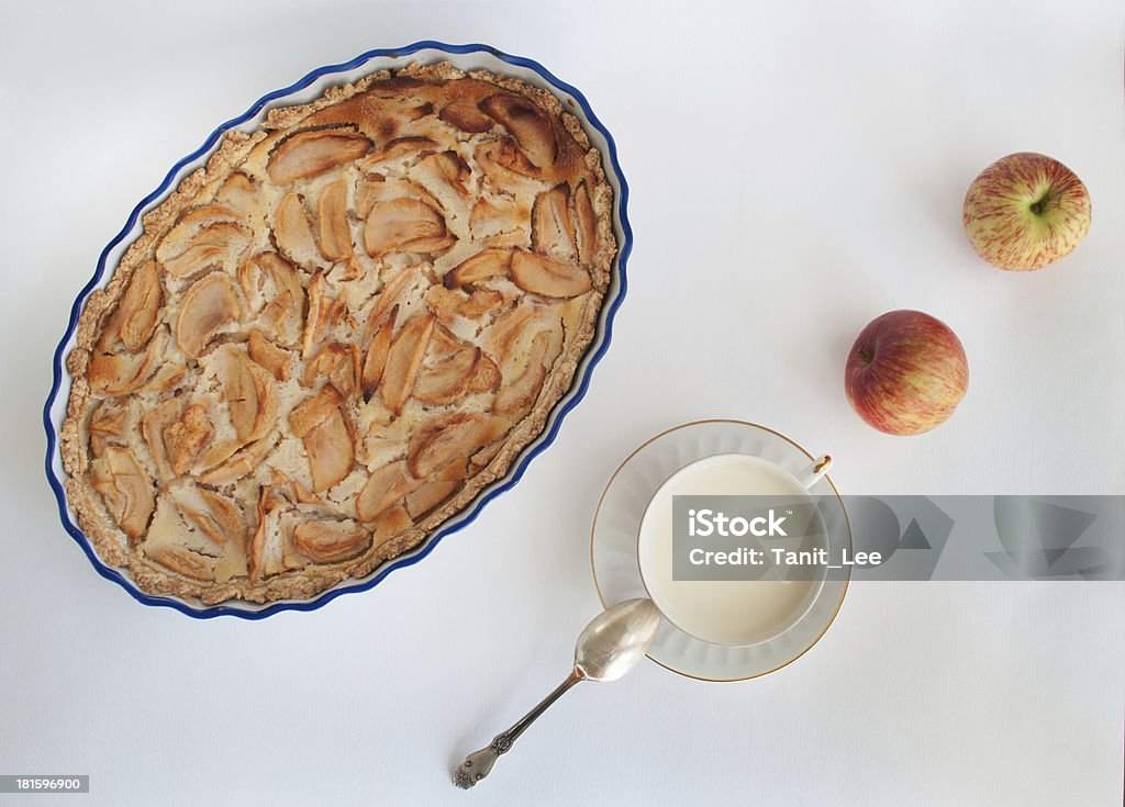 Leite com maçãs e torta de maçã - Foto de stock de Amarelo royalty-free