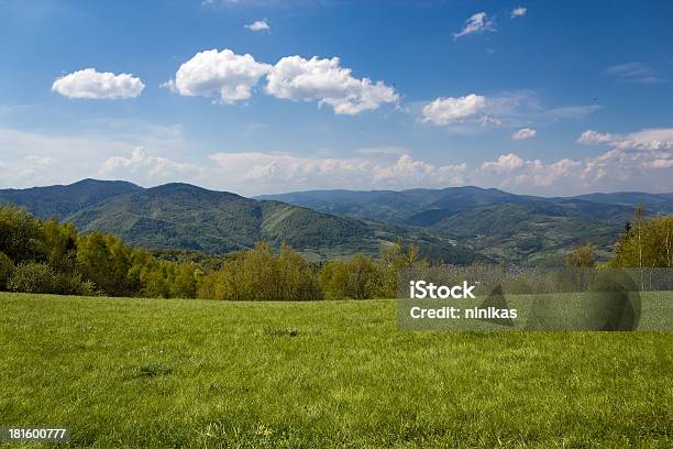 Foto de Paisagem De Montanha Em De Maio Beskid Polônia e mais fotos de stock de Beskid Mountains - Beskid Mountains, Azul, Beleza natural - Natureza