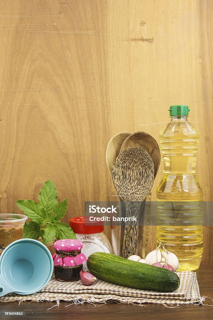 Grupo de la cocina conjunto contra fondo de madera - Foto de stock de Abstracto libre de derechos