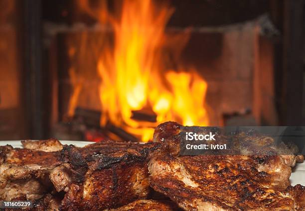 Fleisch Auf Dem Grill Stockfoto und mehr Bilder von Bratengericht - Bratengericht, Brennen, Essgeschirr