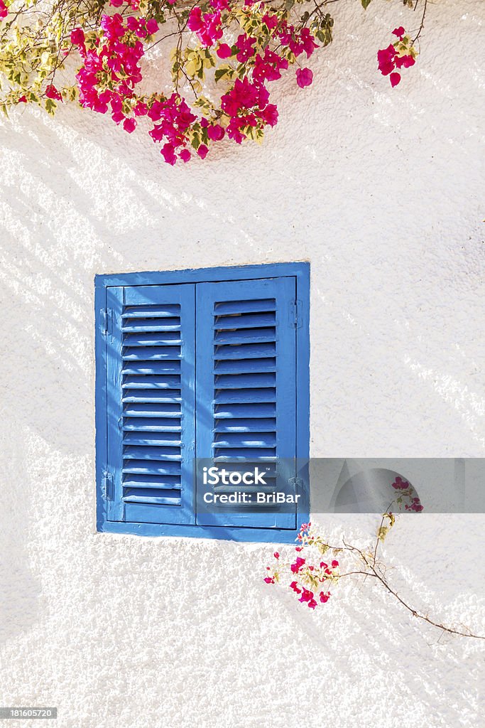 Azul nos comutadores janela com Buganvília - Royalty-free Cultura Espanhola Foto de stock