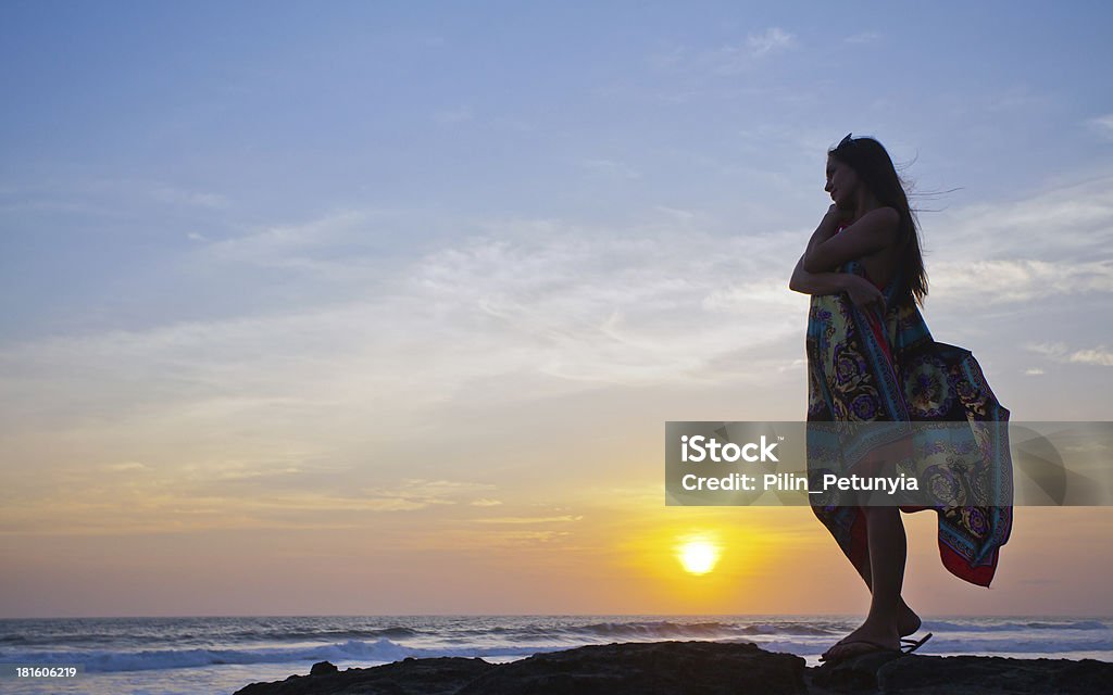 Belle fille pose sur fond de l'océan - Photo de Adulte libre de droits