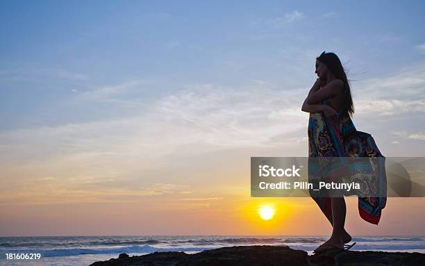 Bella Ragazza Si Rilassa Su Sfondo Di Oceano - Fotografie stock e altre immagini di Acqua - Acqua, Adulto, Ambientazione esterna