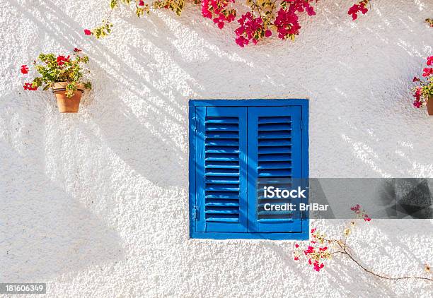 Blu Oscurate Finestra - Fotografie stock e altre immagini di Finestra - Finestra, Fiore, Persiana - Caratteristica architettonica