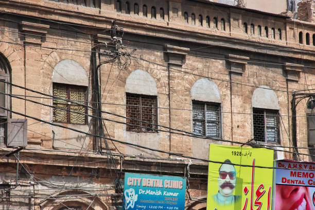 zabytkowy dom w centrum karaczi w pakistanie - mazar zdjęcia i obrazy z banku zdjęć