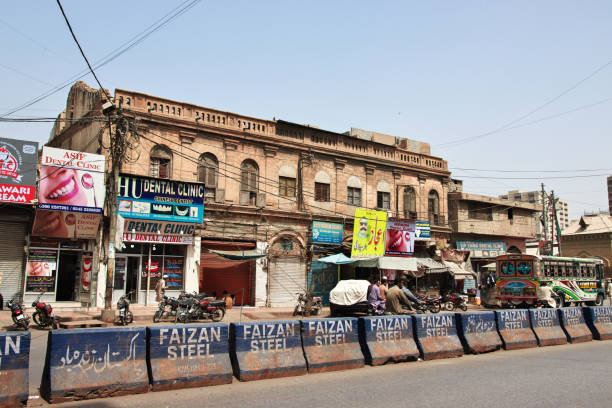 das vintage-haus im zentrum von karatschi, pakistan - mazar stock-fotos und bilder