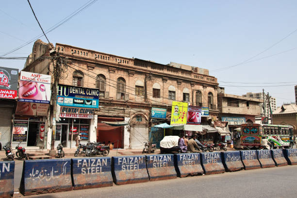 винтажный дом в центре карачи, пакистан - mazar стоковые фото и изображения