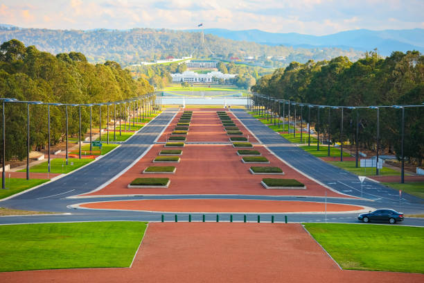 парад анзак, канберра, австралия. - city urban scene canberra parliament house australia стоковые фото и изображения