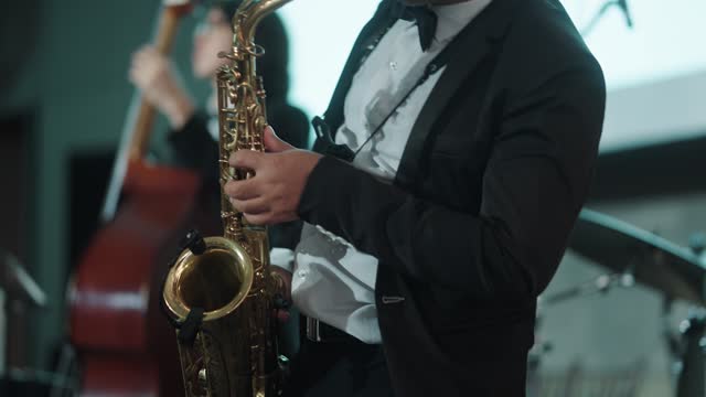Close-up of the musician playing the saxophone