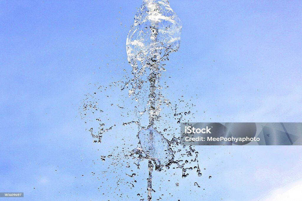 a água é grande dispersão sobre um fundo azul. - Royalty-free Abrir em Leque Foto de stock