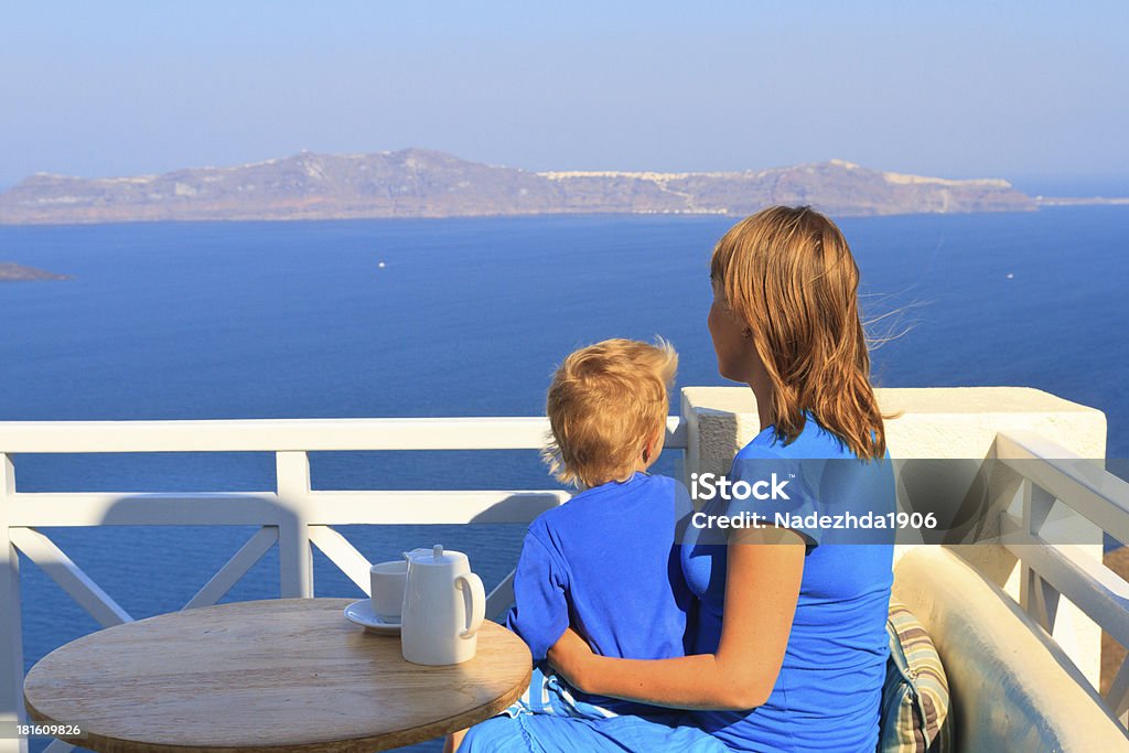 Mãe e filho em Santorini de - Royalty-free Admirar a Vista Foto de stock