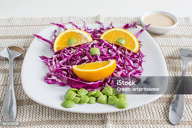 Foto de Salada Com Repolho Vermelho Laranja e mais fotos de stock de Almoço - Almoço, Antepasto, Brassica