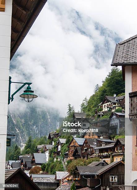 Foto de Casas Em Uma Colina Por Hallstatt Neblina Ao Fundo e mais fotos de stock de Alpes europeus
