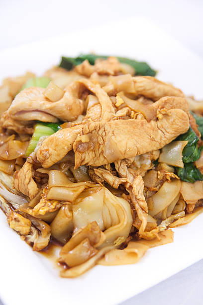 istock Pad se ew, Stir fried flat rice noodles 181613361