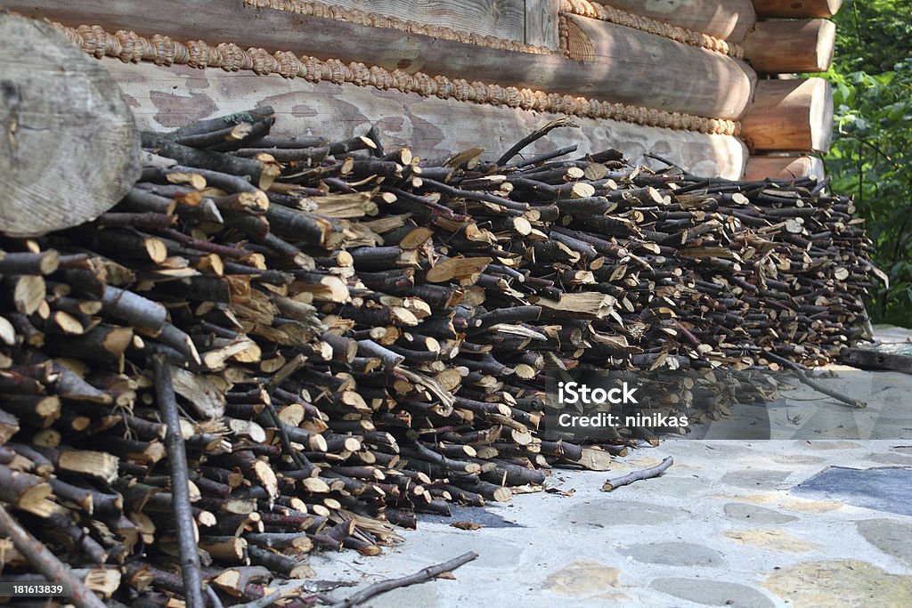 Leña en el patio de la casa - Foto de stock de Abeto Picea libre de derechos