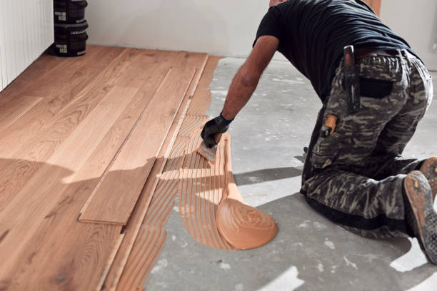 istock Professional handyman installing laminate flooring in a new apartment. 1816193467