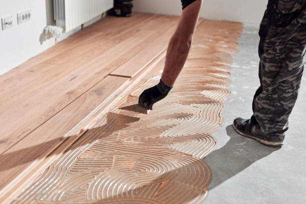 istock Professional handyman installing laminate flooring in a new apartment. 1816193985
