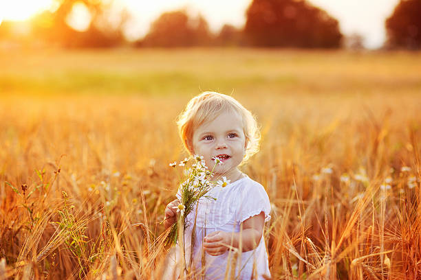 verano little baby - blond hair overcast sun sky fotografías e imágenes de stock