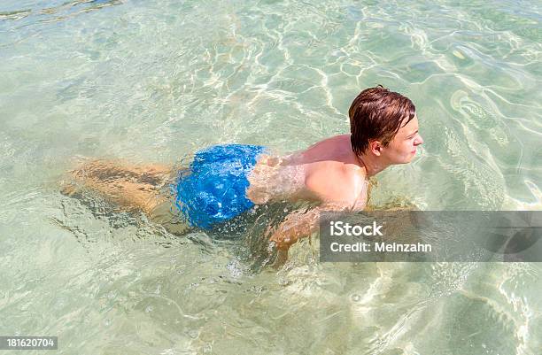 Przystojny Nastolatka Ma Zabawy W Basenie Z Widokiem Na Ocean - zdjęcia stockowe i więcej obrazów Chłopcy