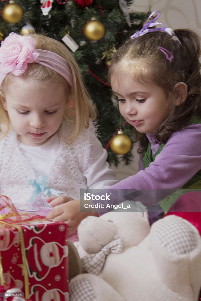 Zwei Mädchen unter dem Weihnachtsbaum - Lizenzfrei Baby Stock-Foto
