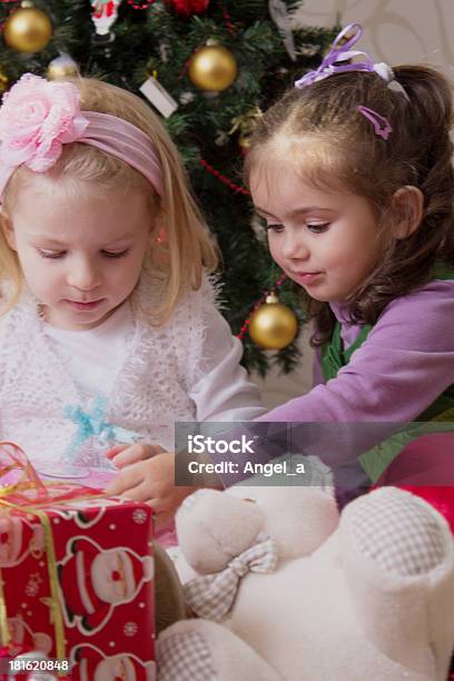 Zwei Mädchen Unter Dem Weihnachtsbaum Stockfoto und mehr Bilder von Baby - Baby, Baum, Beleuchtet