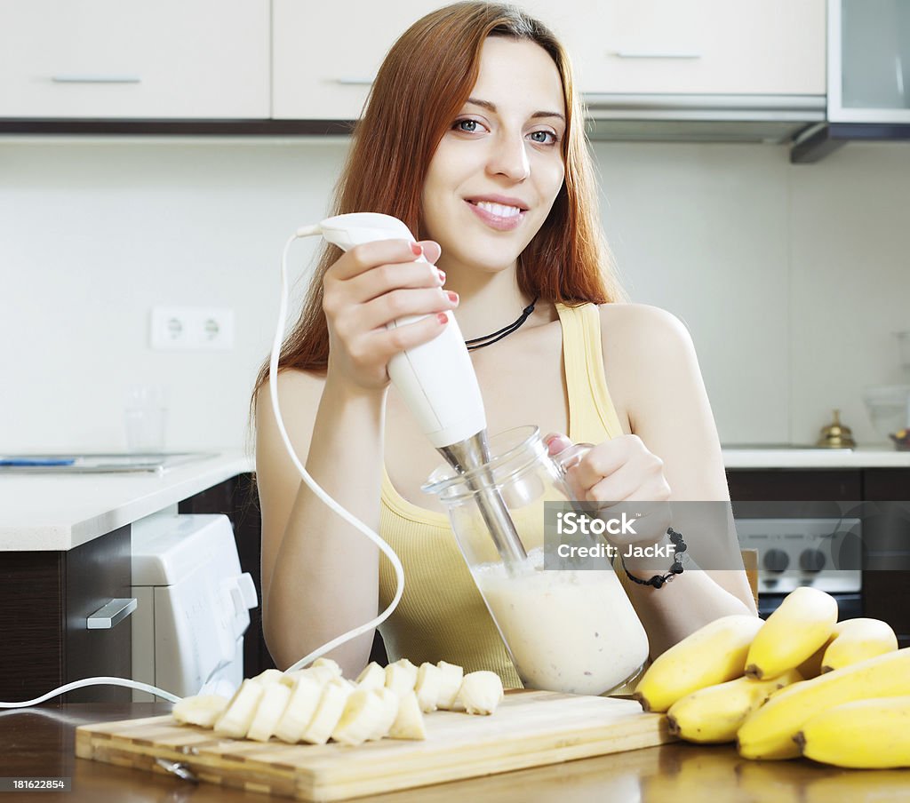 Radosny kobieta co shake'ów mlecznych - Zbiór zdjęć royalty-free (20-29 lat)